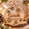 Boule de Noël en bois avec flocons personnalisée