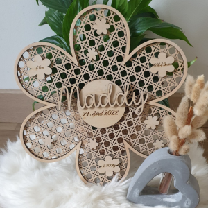 Fleur en bois imitation rotin avec prénom et informations de naissance