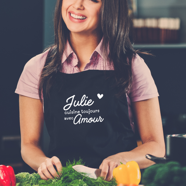 tablier julie cuisine toujours avec amour noir Tablier personnalisé "cuisine toujours avec amour"