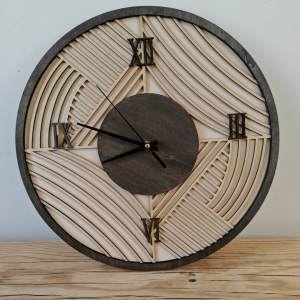 Horloge en bois géométrique