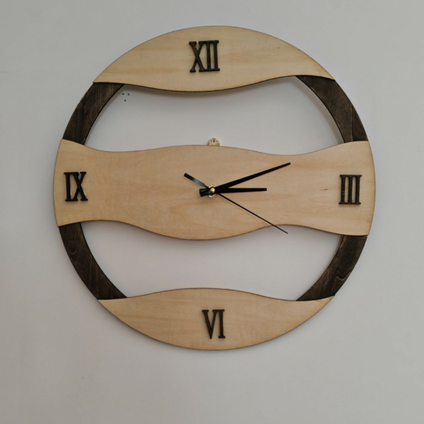 Horloge en bois moderne