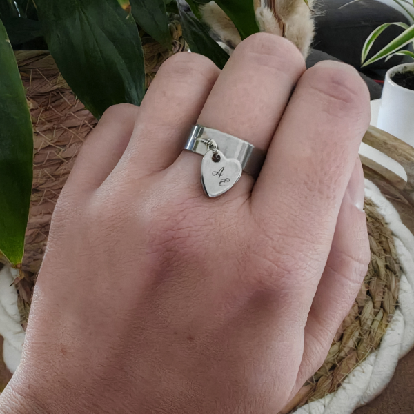 Bague réglable H.6mm avec médaille coeur gravée