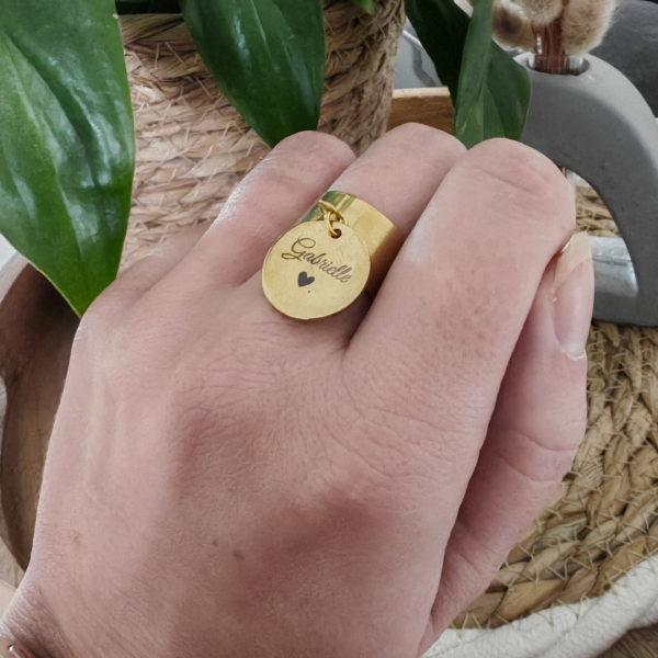 bague or LL sur main Bague réglable H.10mm avec médaille ronde gravée 15mm