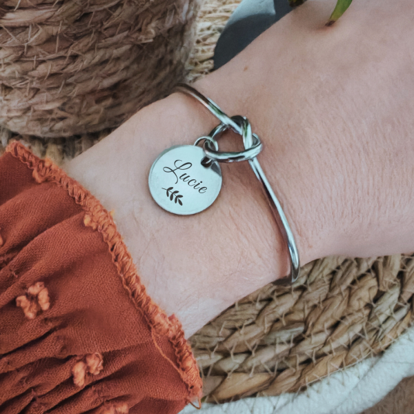 Bracelet jonc ouvert avec médaille gravée