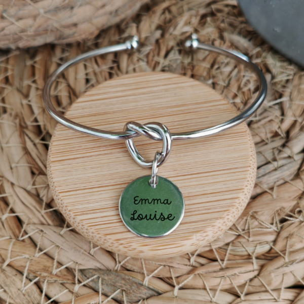 Bracelet jonc ouvert avec médaille gravée